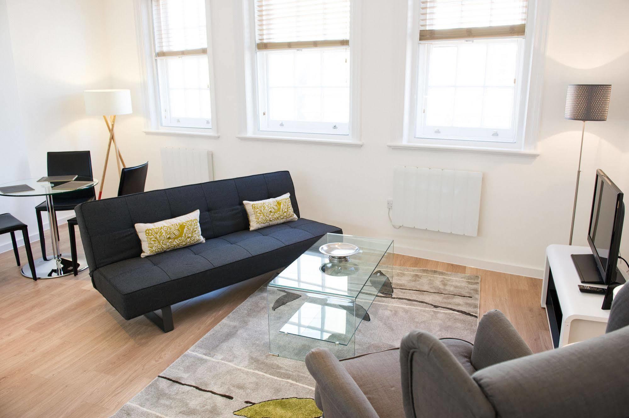 West End One Apartments Londra Esterno foto