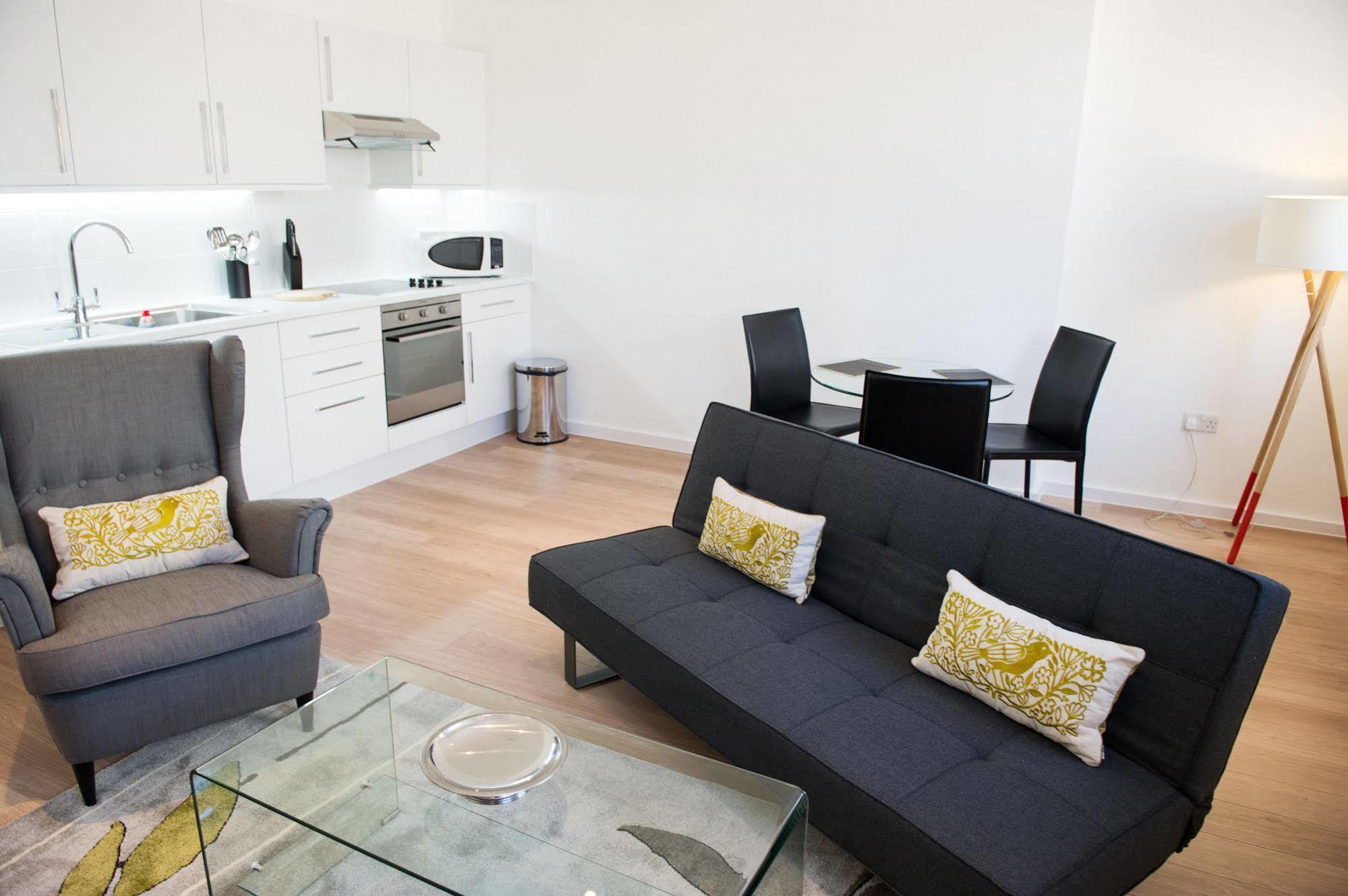 West End One Apartments Londra Esterno foto