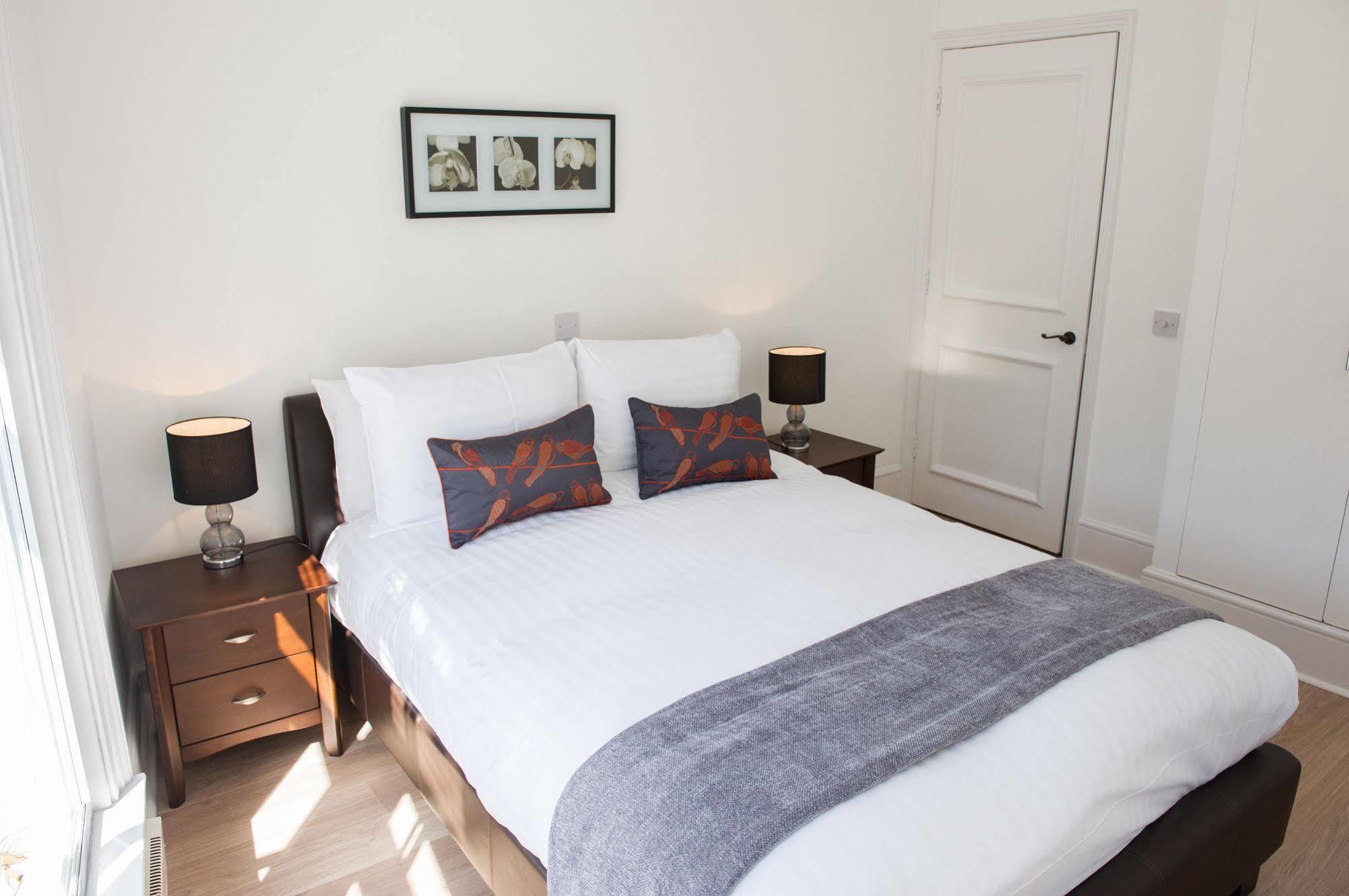 West End One Apartments Londra Esterno foto