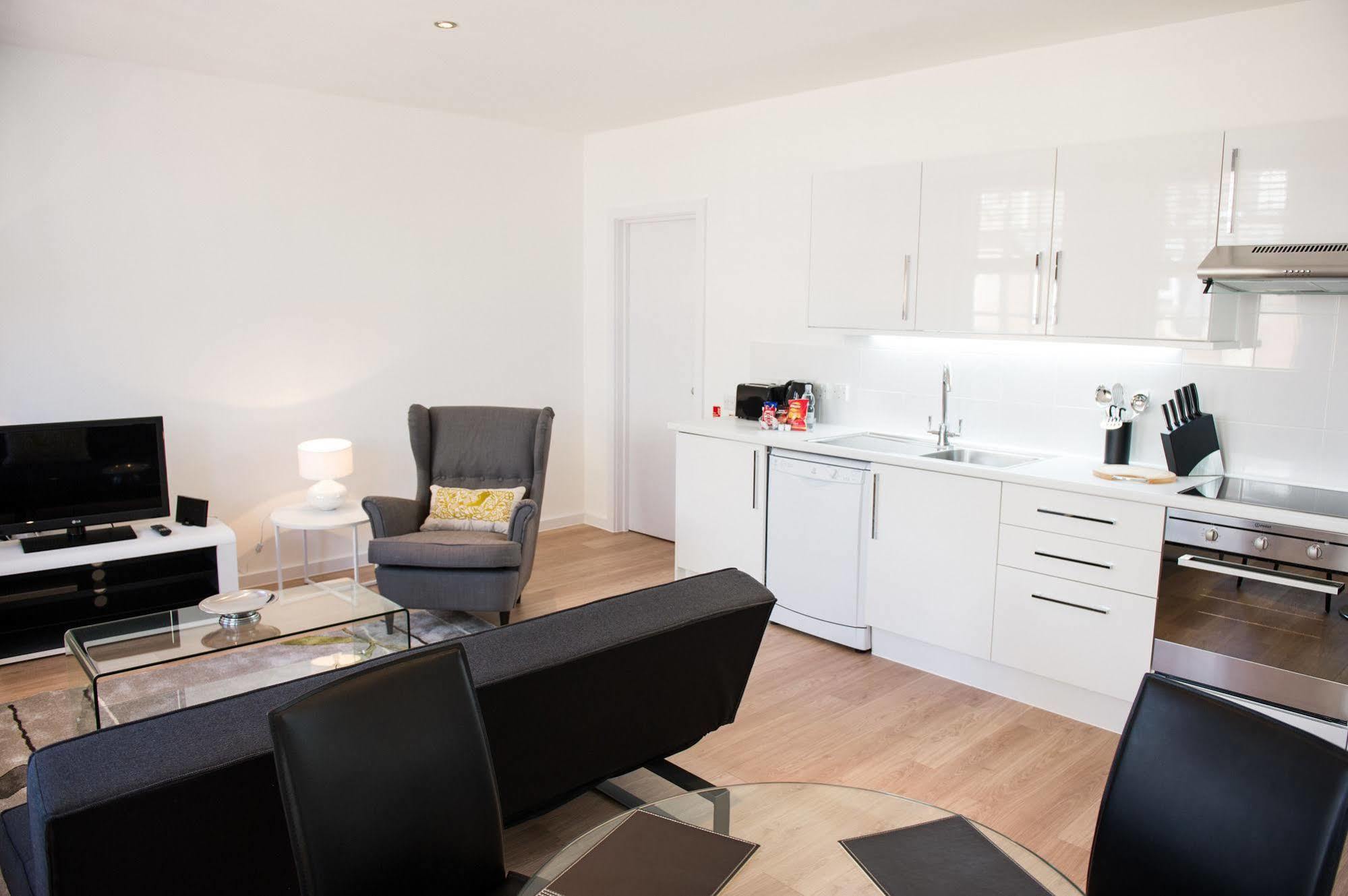 West End One Apartments Londra Esterno foto