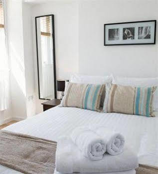 West End One Apartments Londra Esterno foto